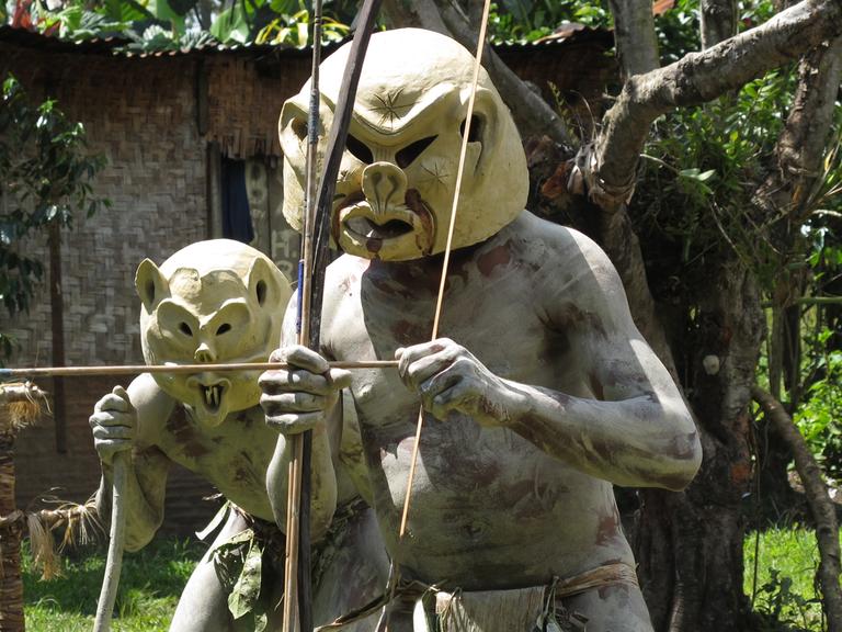 Asaro-Schlammmenschen in Goroka spielen eine Geschichte aus der Mythologie nach.