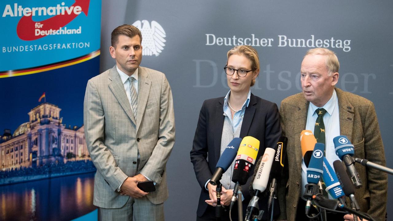 Eine Politikerin und ein Politiker stehen vor Mikrofonen im Bundestag und beantworten Pressefragen.