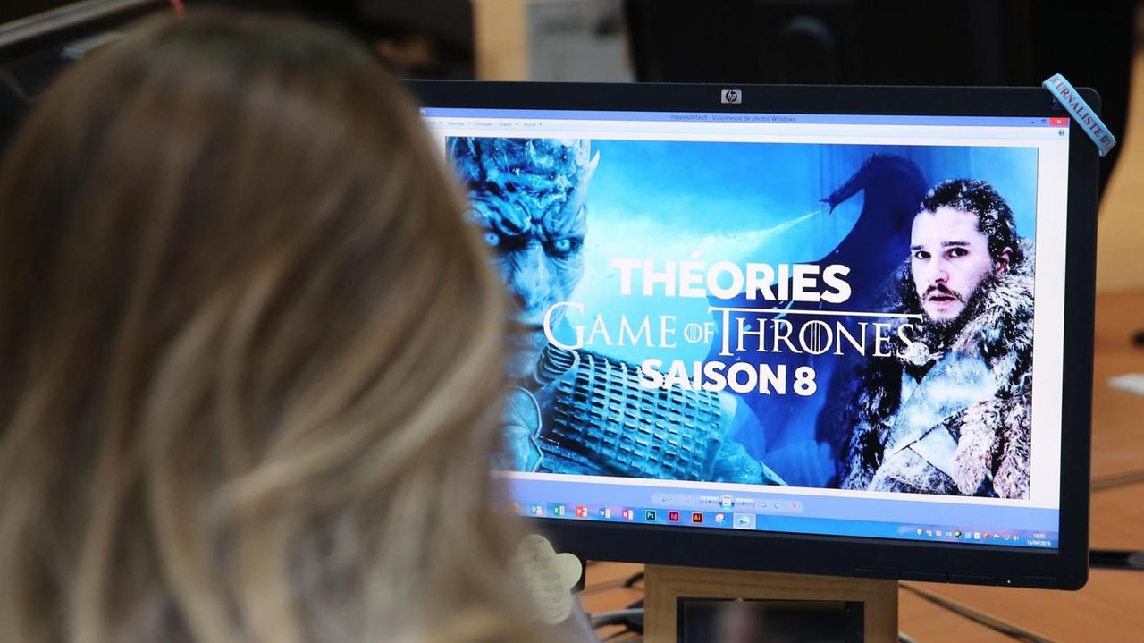 Eine Frau schaut die neue 8. Staffel der Serie  "Game of Thrones".