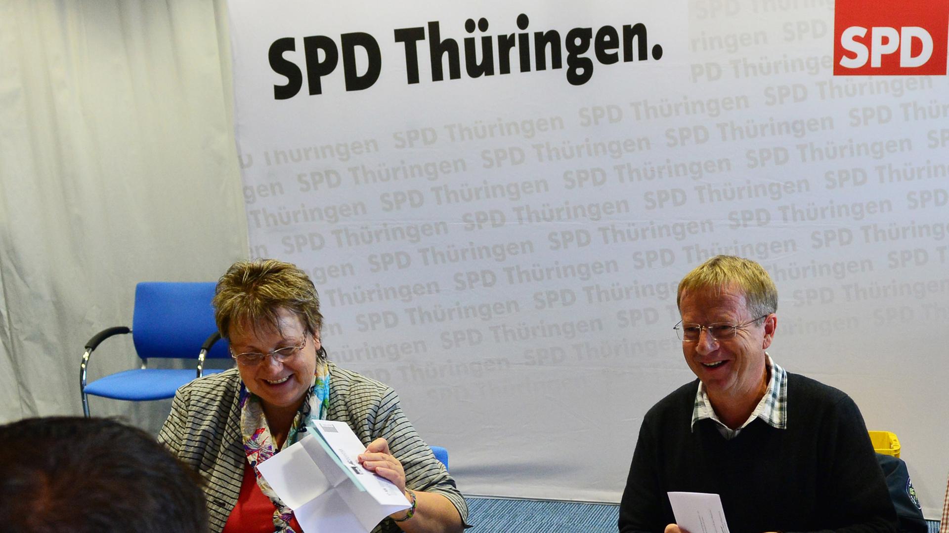 Die Stimmzettel der SPD-Mitgliederbefragung zur Bildung der ersten rot-rot-grünen Landesregierung in Deutschland werden am 04.11.2014 in Erfurt (Thüringen) ausgezählt.