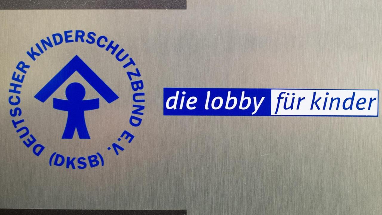 Zu sehen ist das blau-weiße Logo des Vereins Deutscher Kinderschutzbund. Zu sehen ist das blau-weiße Logo des Vereins Deutscher Kinderschutzbund.