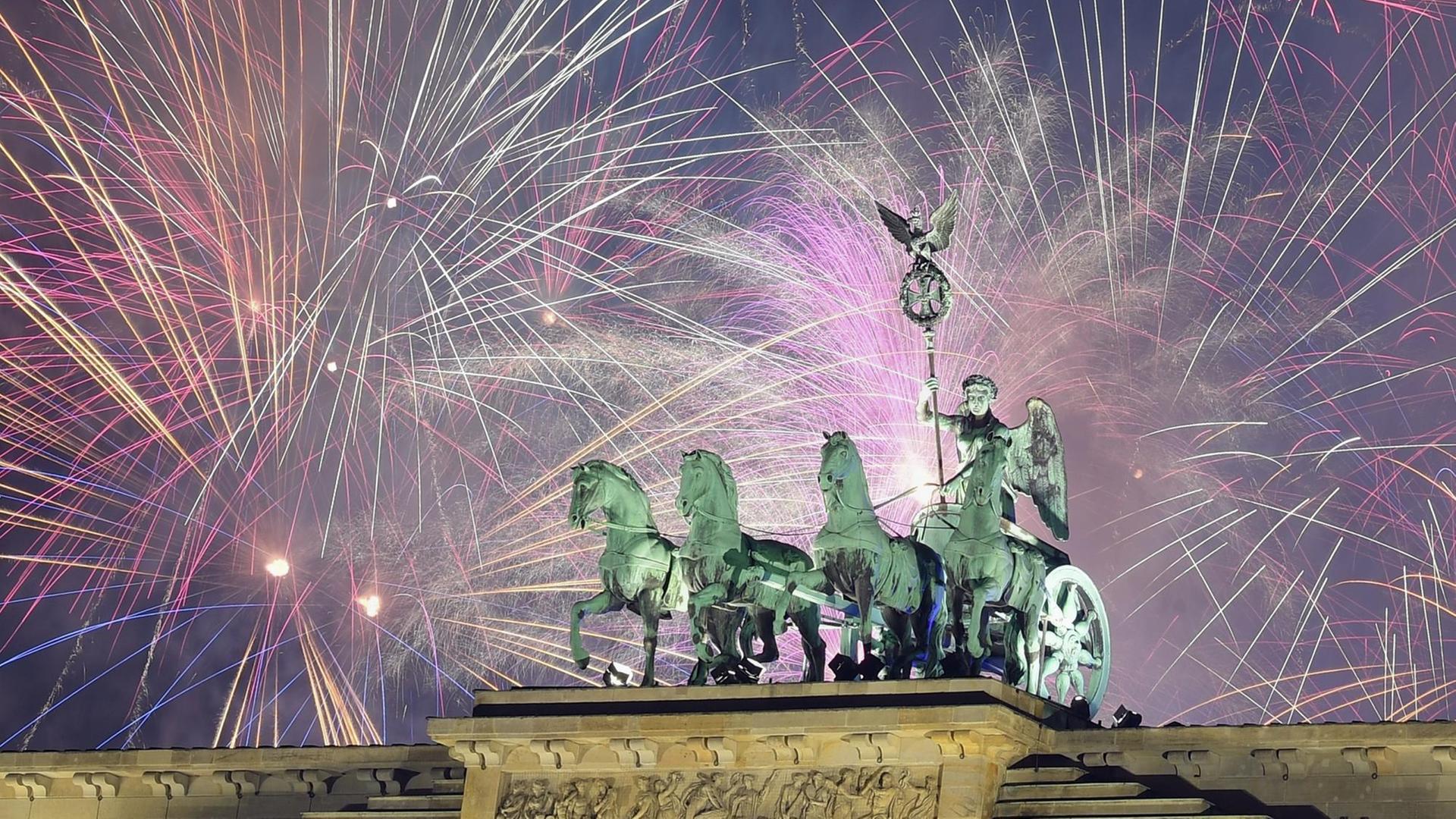 Ein Feuerwerk über dem Brandenburger Tor in Berlin.
