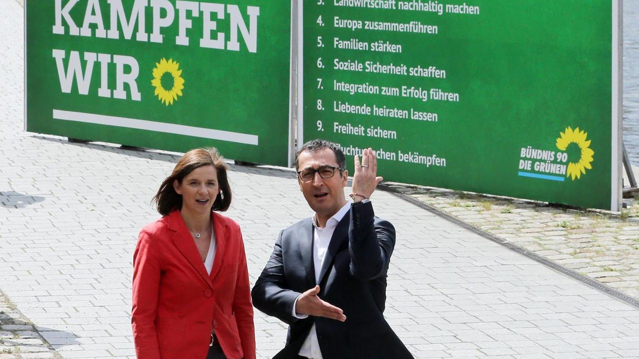 Die Spitzenkandidaten von Bündnis 90/Die Grünen für die Bundestagswahl, Katrin Göring-Eckardt und Cem Özdemir, stellen am 31.05.2017 vor dem Haus der Bundespressekonferenz in Berlin ein Plakat mit dem 10-Punkte-Plan für Grünes Regieren vor.
