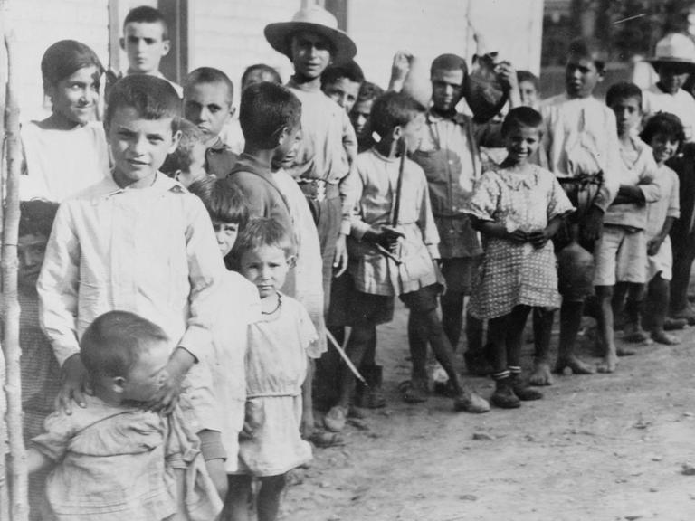 Flüchtlingskinder aus Anatolien vor Gebäuden nahe Athen / Foto, 1923