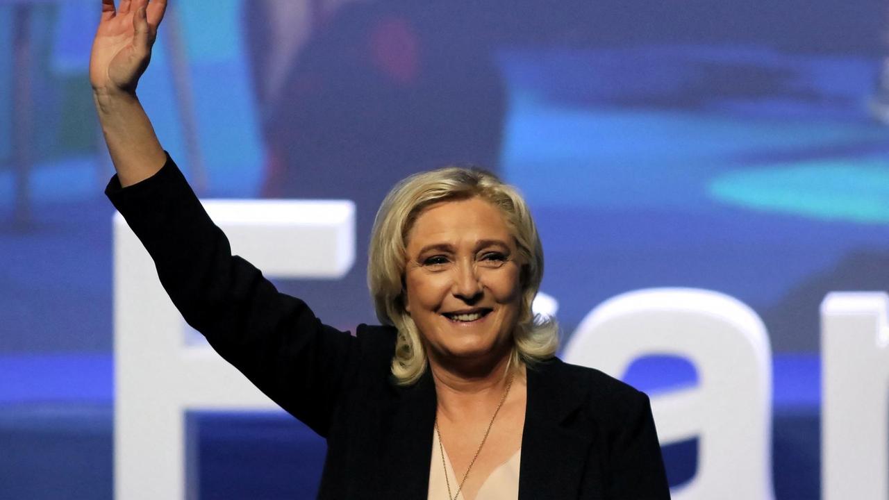 Die Vorsitzende des Rassemblement National, Marine Le Pen, winkt auf dem Parteitag in Perpignan nach Verkündung des Wahlergebnisses.