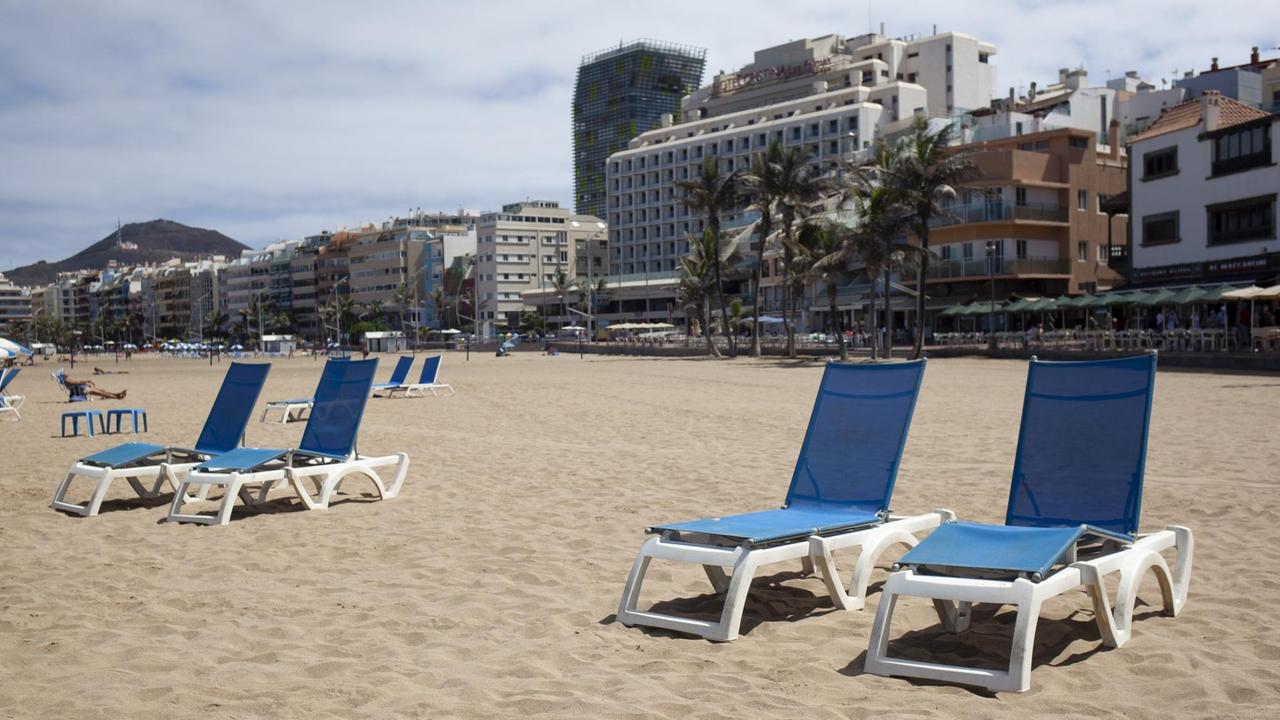 Leere Liegestühle am Strand von Las Canteras.