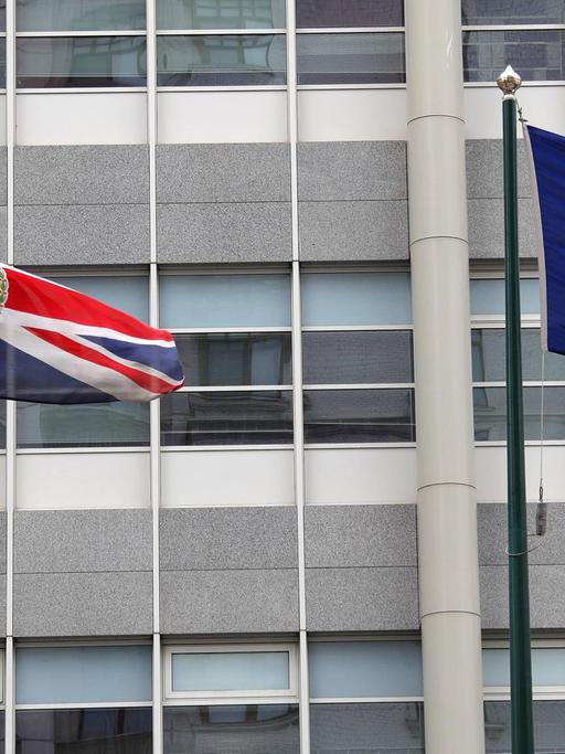 Die britische und europäische Flagge wehen vor der britischen Botschaft in Moskau.