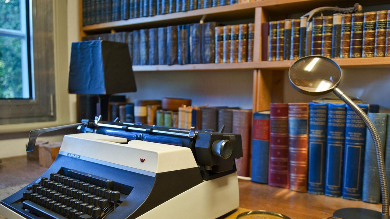 Eine Schreibmaschine, eine Lupe und zwei Brillen liegen auf dem Schreibtisch des Schriftstellers Arno Schmidt (1914 - 1979) in seinem ehemaligen Haus in Bargfeld (Niedersachsen).