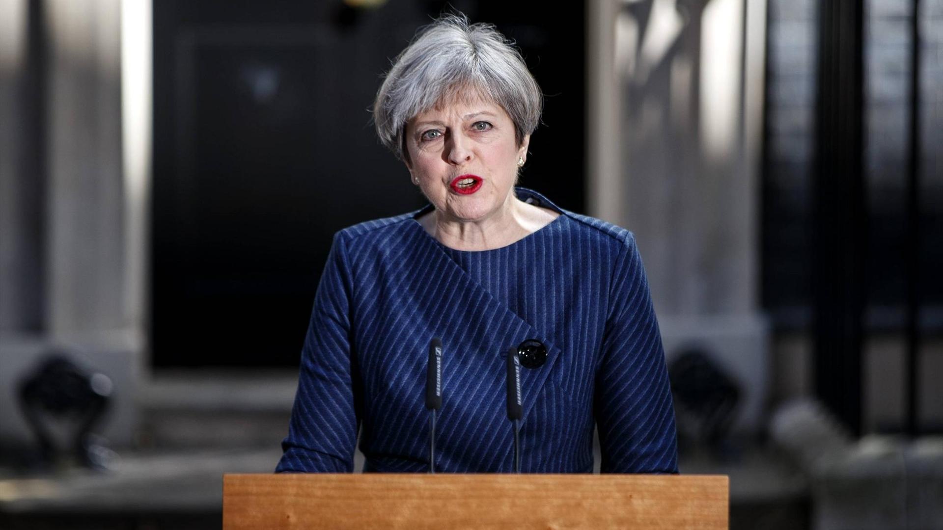 Die britische Premierministerin Theresa May verkündet am 18. April 2017 vor ihrem Amtssitz Downing Street 10 vorgezogene Neuwahlen.