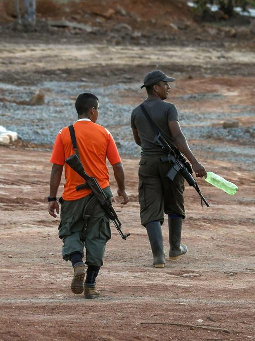 Mitglieder der FARC Guerilla im Norden Kolumbiens. Eigentlich endet in diesen Tagen die vereinbarte Frist zur Abgabe aller Waffen.