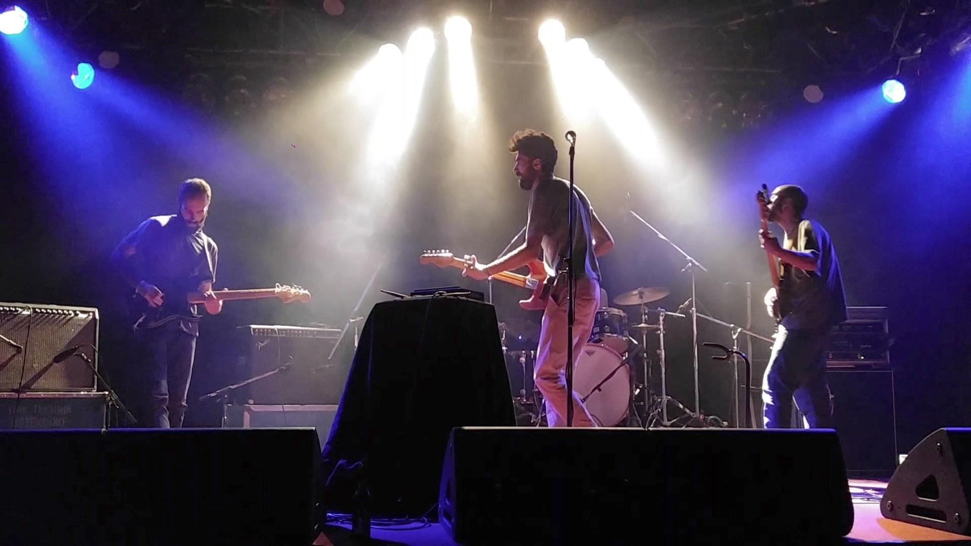Die syrische Rockband Khebez Dawle , deren Mitglieder sich nach der Flucht aus Syrien in Berlin wieder zusammengefunden haben, steht bei einem Konzert auf der Bühne.