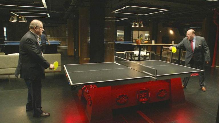 Salman Rushdie und Denis Scheck spielen während eines Interviews Tischtennis.