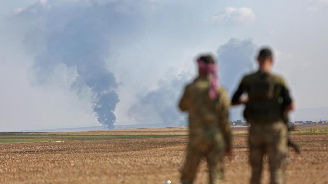 Von der Türkei unterstützte syrische Milizionäre beobachten Rauchsäulen von Kämpfen in der Nähe der Stadt Ras al-Ein