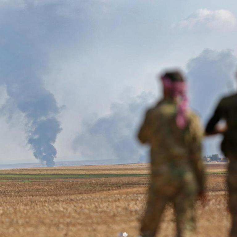 Von der Türkei unterstützte syrische Milizionäre beobachten Rauchsäulen von Kämpfen in der Nähe der Stadt Ras al-Ein