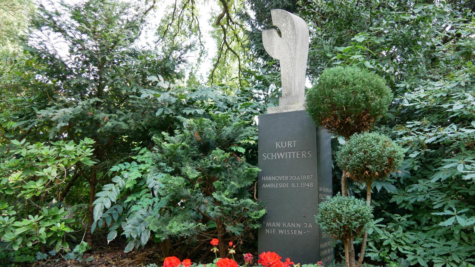 Kunst statt religiöser Symbole - das Grab von Kurt Schwitters auf dem Stadtfriedhof Engesohde in Hannover