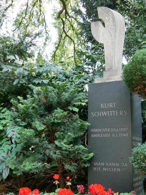 Kunst statt religiöser Symbole - das Grab von Kurt Schwitters auf dem Stadtfriedhof Engesohde in Hannover