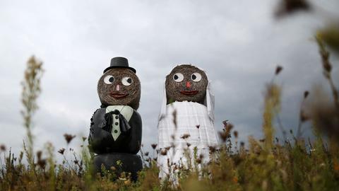 Ein Brautpaar aus Strohballen in Bayern.