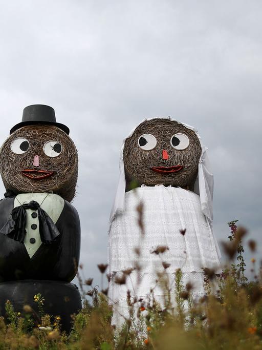 Ein Brautpaar aus Strohballen in Bayern.