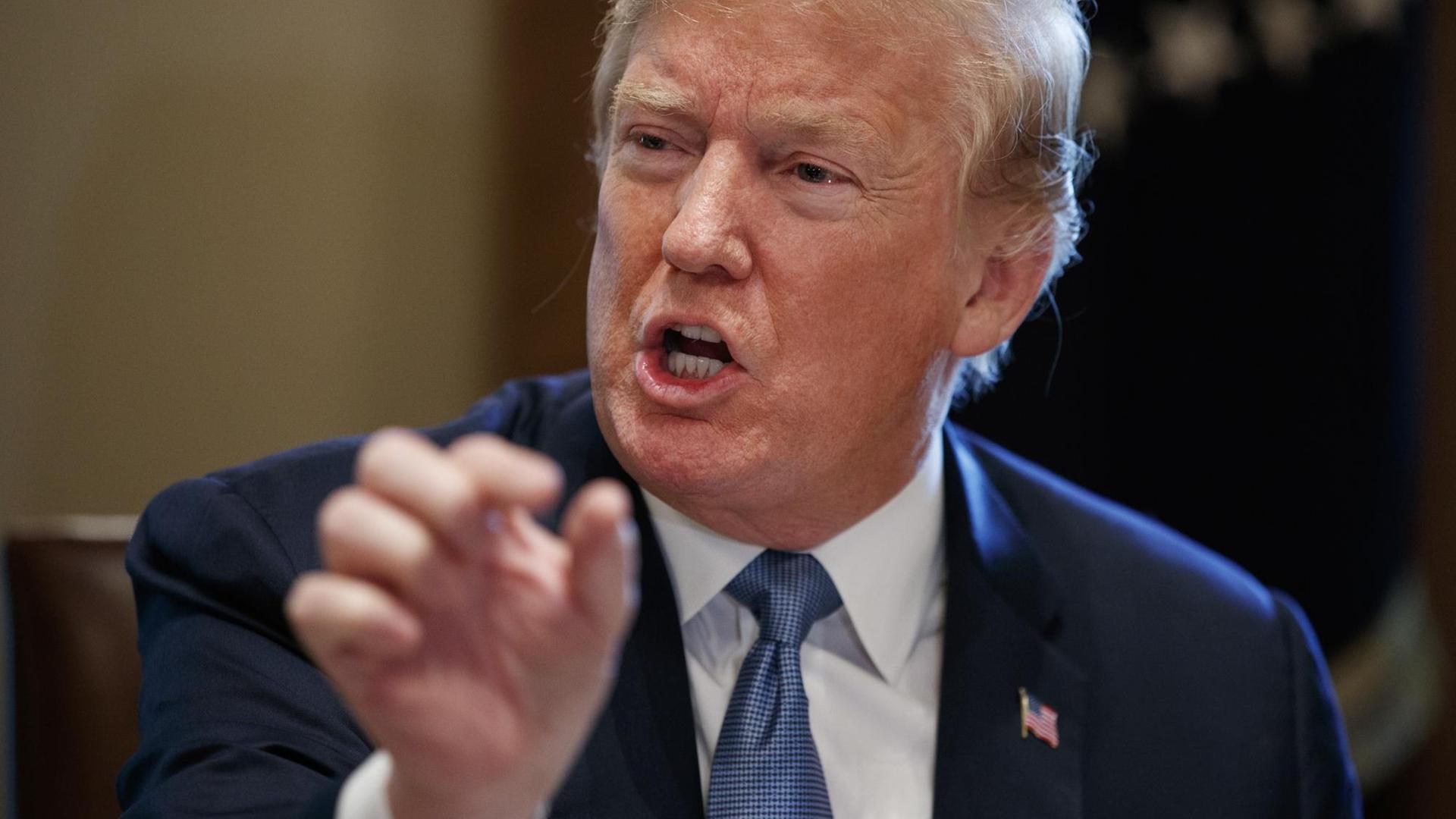 Präsident Donald Trump gestikuliert bei einem Treffen mit republikanischen Politikern im Weißen Haus.