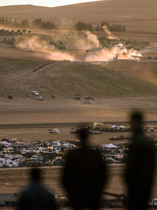 Kurden schauen von der Türkei aus auf die umkämpfte syrische Stadt Kobane.