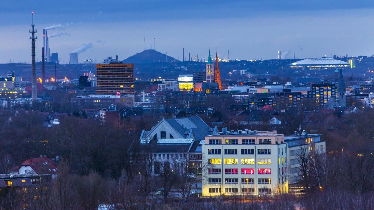 Abendlicher Blick über die Stadt Gelsenkirchen. 