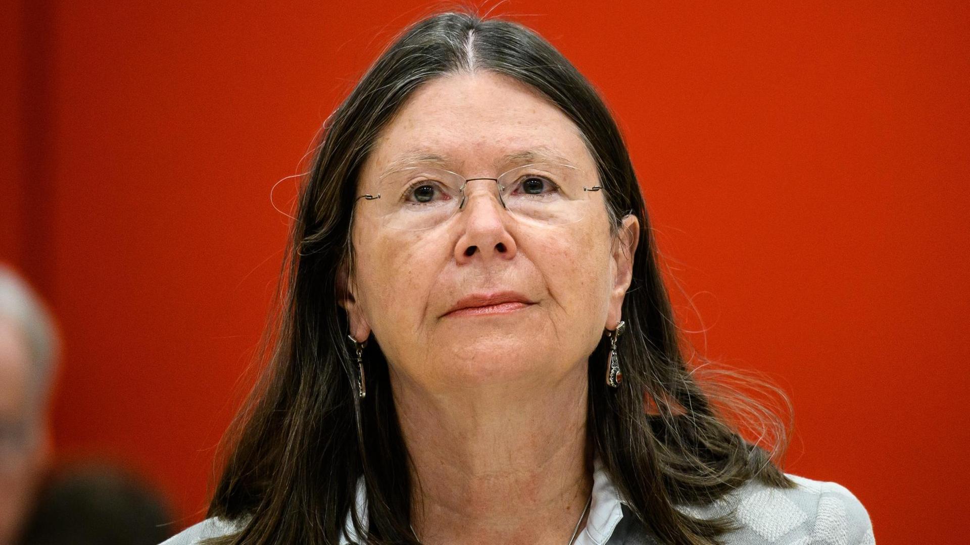 16.09.2020, Rheinland-Pfalz, Mainz: Ulrike Höfken (Bündnis90/Die Grünen), Umweltministerin von Rheinland-Pfalz, sitzt auf ihrem Platz im Landtag. Das Oberverwaltungsgericht (OVG) Rheinland-Pfalz hat die Beförderungspraxis für Beamte im Umweltministerium in Teilen als rechtswidrig gerügt. In der aktuelle Plenarsitzung im Landtag von Rheinland-Pfalz geht es unter anderem um eine Schlussberatung über das Hochschulgesetz, erste Beratungen zum Landesinklusionsgesetz und das E-Government-Gesetz. Foto: Andreas Arnold/dpa | Verwendung weltweit