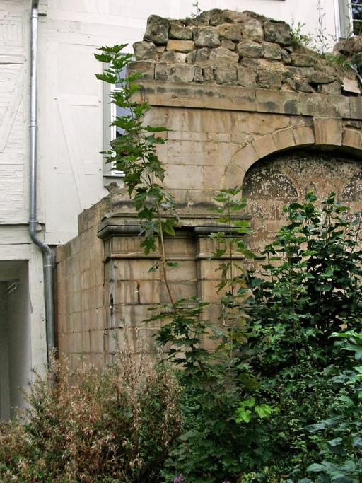 Ansicht des Mauerrestes der ehemaligen Synagoge in Halberstadt.