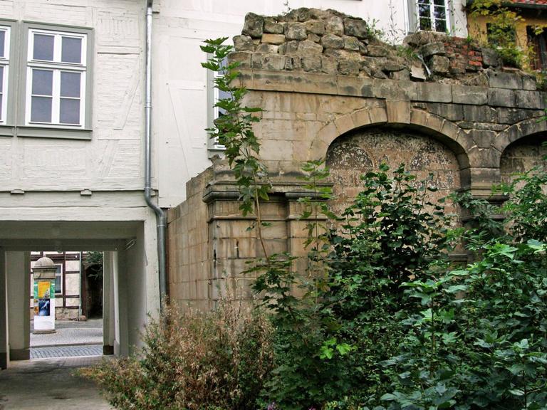 Ansicht des Mauerrestes der ehemaligen Synagoge in Halberstadt.