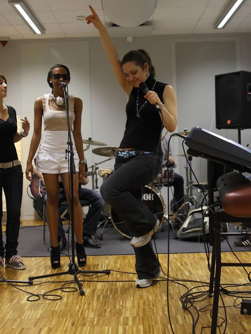 Musikstudenten der Popakademie Mannheim proben ein Lied