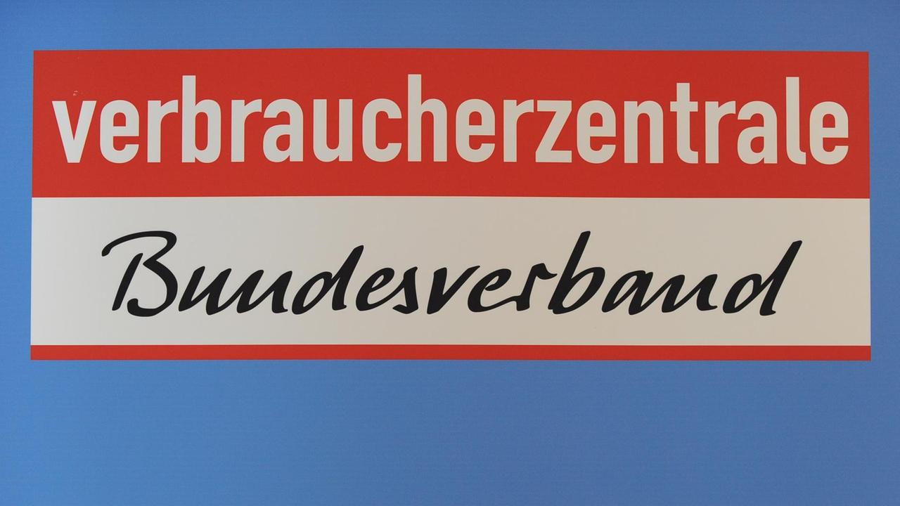 Zu sehen ist das rot-weiße Logo der Verbraucherzentrale Bundesverband auf blaumen Grund. Zu sehen ist das rot-weiße Logo der Verbraucherzentrale Bundesverband auf blaumen Grund.