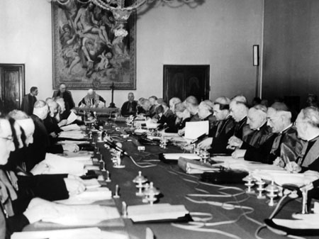 Eine Sitzung in Anwesenheit von Papst Johannes XXIII. (Tischende) im Rahmen des Zweiten Vatikanischen Konzils am 20.02.1962.
