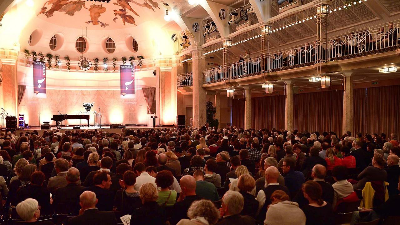 Das Kurhaus in Meran mit Publikum beim Salzburger Stier 2019