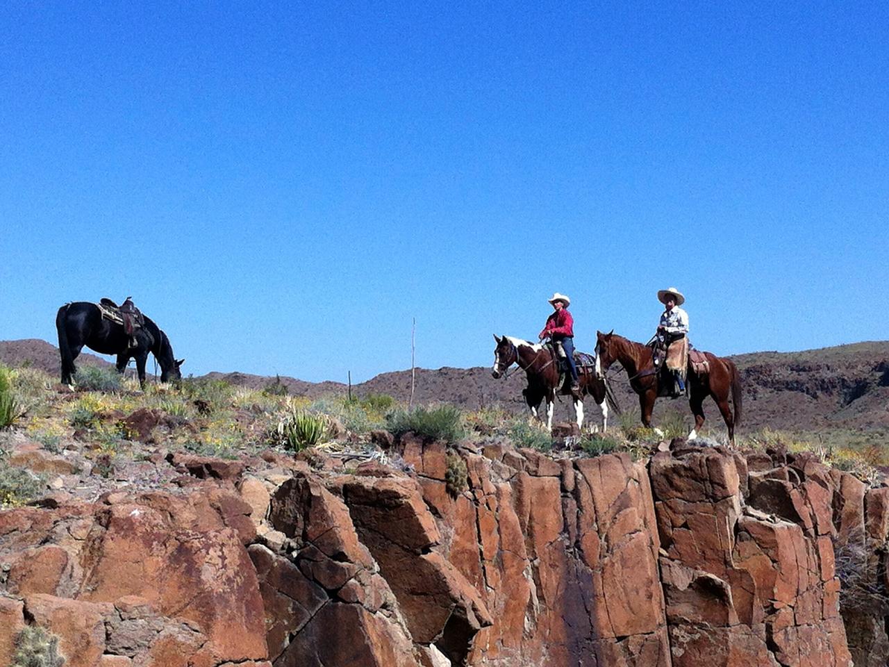 Mit dem Westernpferd entlang des Rio Grande in Texas.