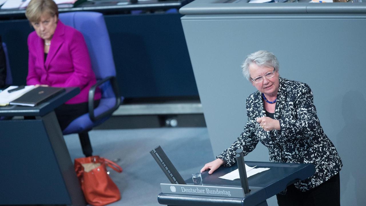 Annette Schavan (CDU) spricht 25.06.2014 im Bundestag in Berlin. Im Hintergrund sitzt Bundeskanzlerin Angela Merkel. Die ehemalige Wissenschaftsministerin geht als neue Botschafterin im Vatikan nach Rom und hielt ihre letzte Rede im Bundestag. 