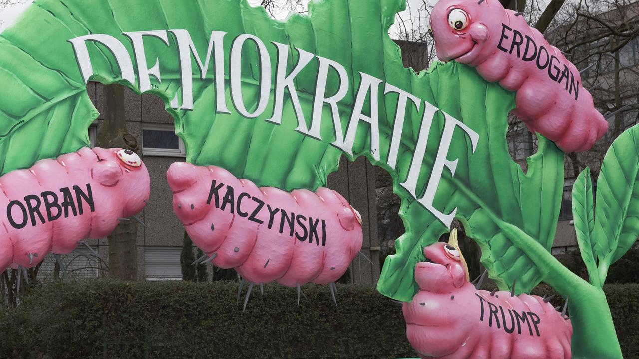 Motivwagen beim Rosenmontagszug in Düsseldorf 2017: Gefräßige Raupen nagen am Blatt der Demokratie. Nicht in diesem Bildzuschnitt: eine Raupe namens Putin.