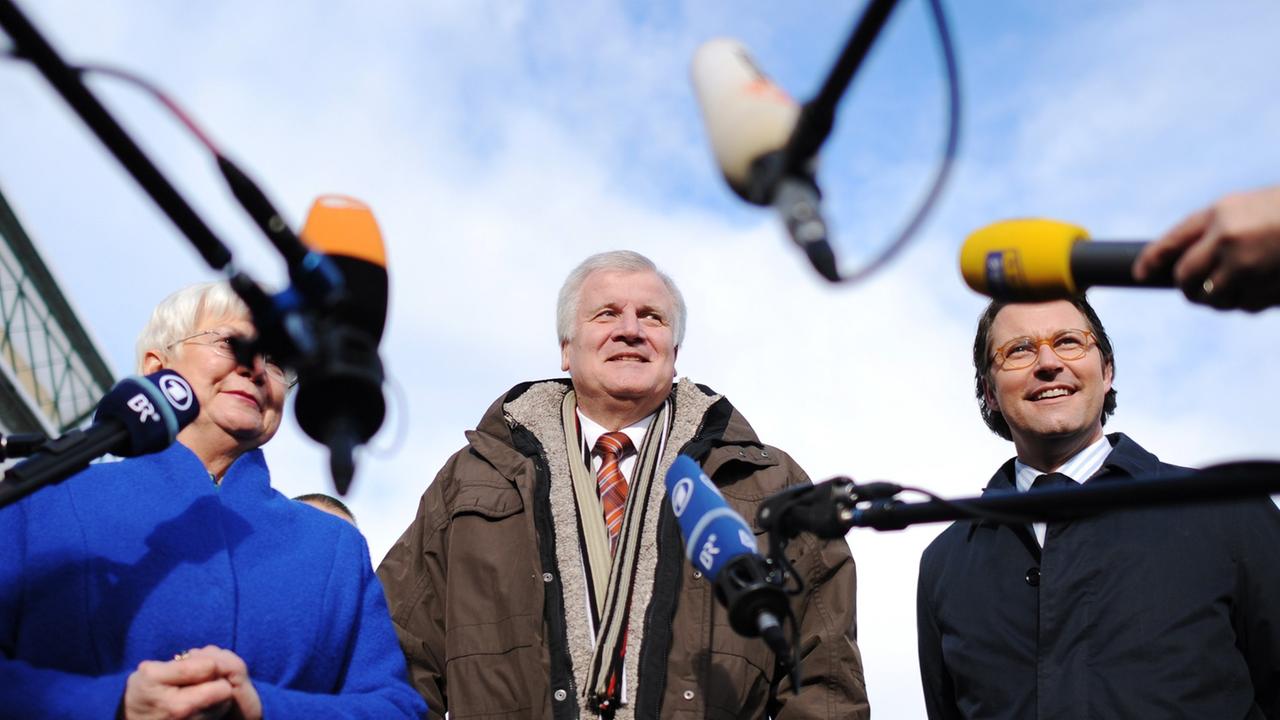 Die CSU-Politiker Seehofer, Hasselfeldt und Scheuer sprechen in mehrere Mikrofone.