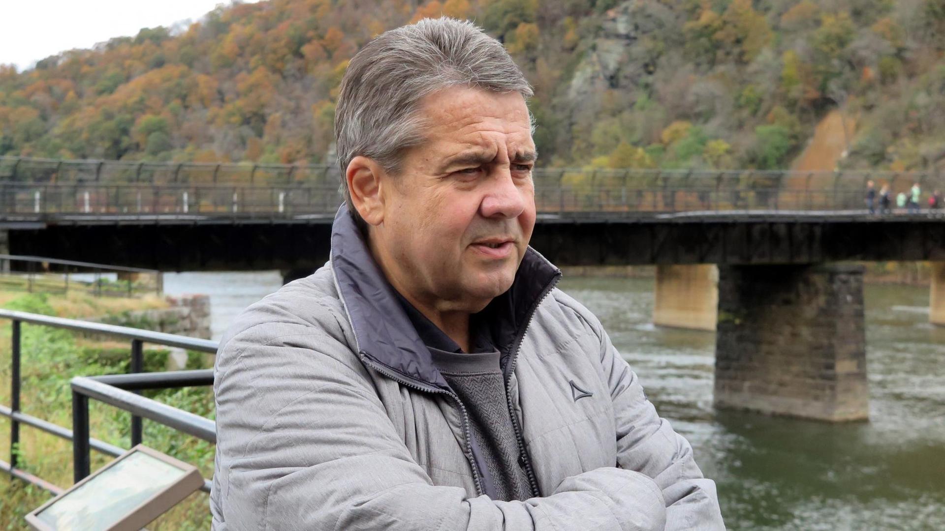 Sigmar Gabriel (SPD), früherer Vizekanzler und Außenminister, steht an einer Flussmündung