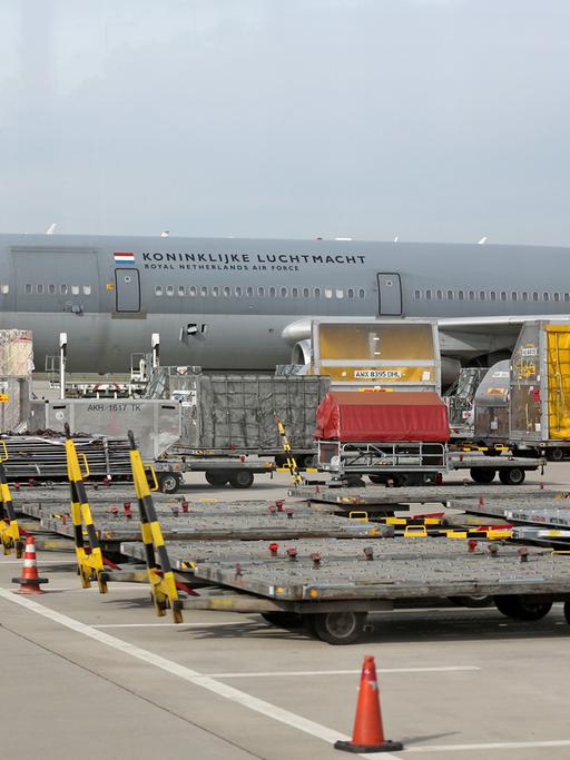 Ein Transportflugzeug vom Typ Douglas KC 10 der niederländischen Luftwaffe wird am 24.09.2014 mit Waffen auf dem Flughafen Leipzig/Halle in Schkeuditz (Sachsen) beladen.