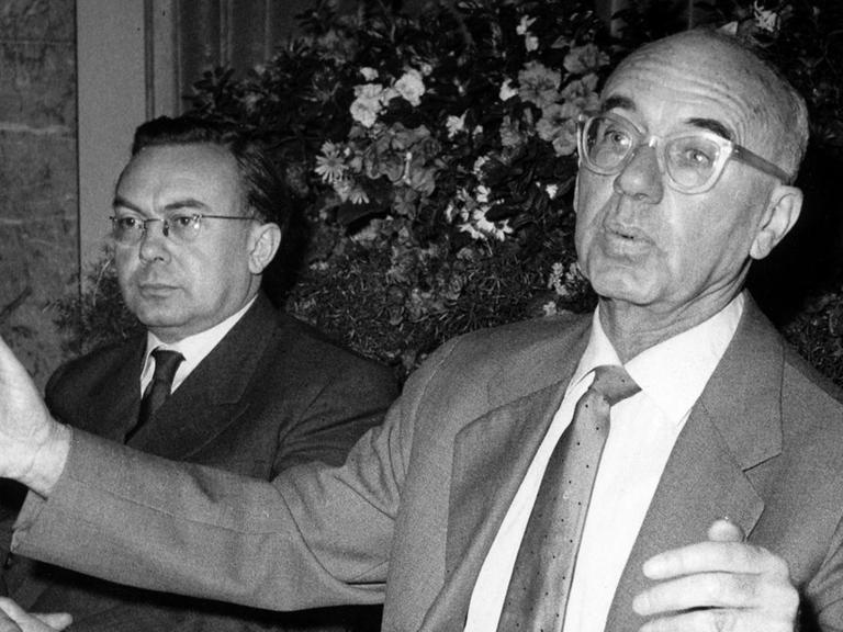DDR-Kultusminister Johannes R. Becher während der Pressekonferenz am 20.02.1957 in Ost-Berlin, auf der er die Verhaftung des Regimekritikers Harich rechtfertigte.
