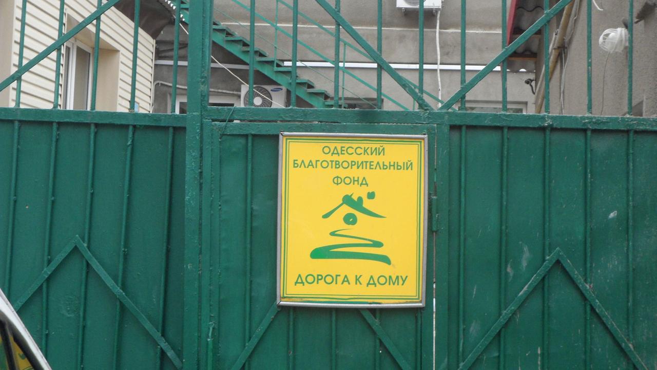 Schild am Tor der Hilfsorganisation Daróga k domu (Der Weg nach Hause) in Odessa