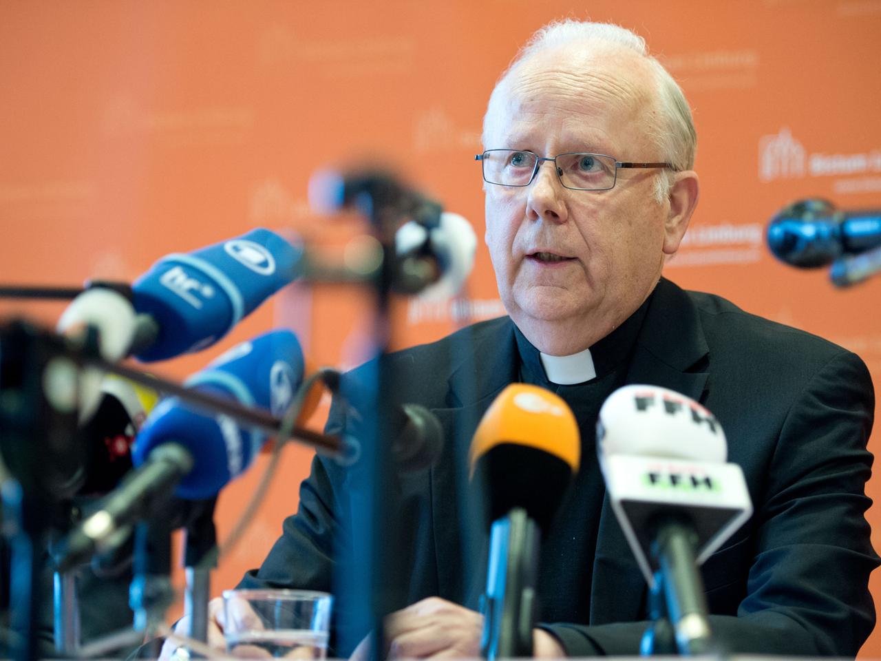 Weihbischof Manfred Grothe bei einer Pressekonferenz.