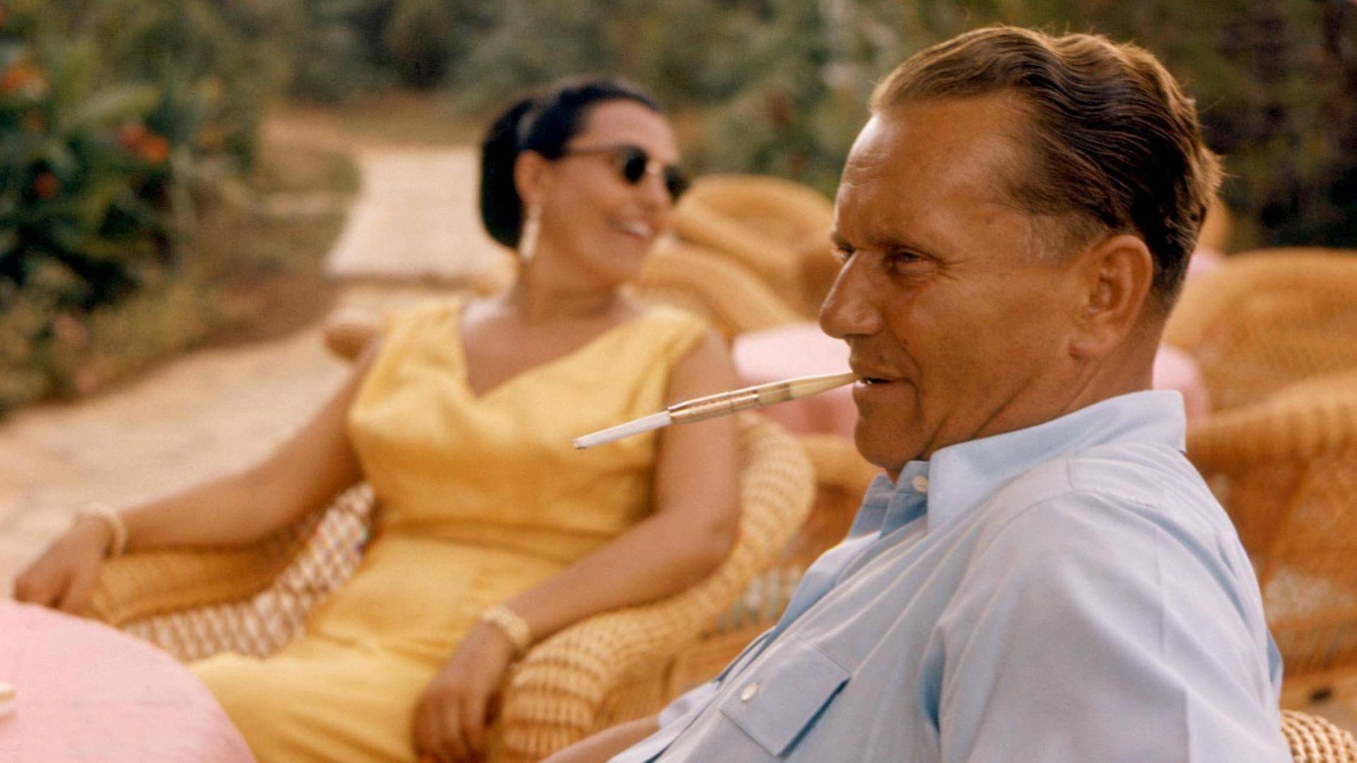 Lebemann und Genießer: Der jugoslawische Staatspräsident Josip Broz Tito mit seiner Frau Jovanka in ihrem Haus auf der Insel Vanga 1956.