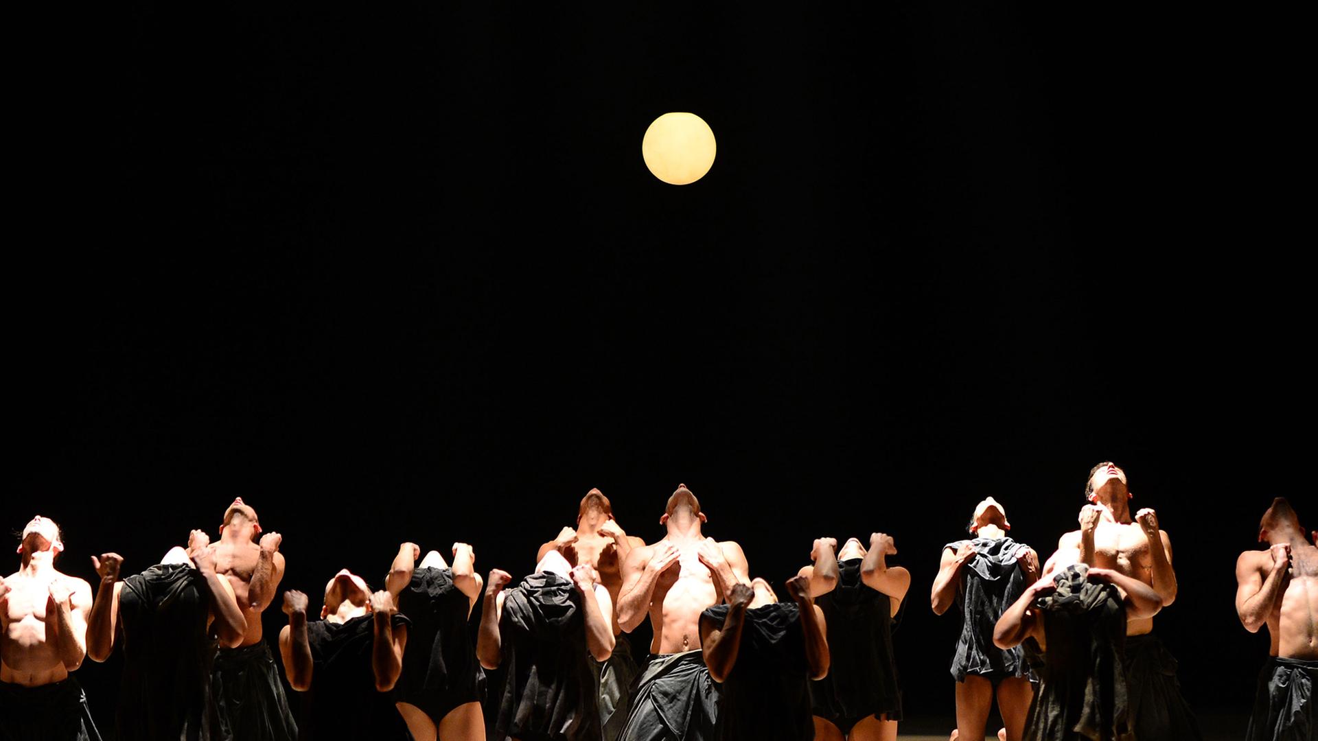 Tänzer der Kibbutz Contemporary Dance Company proben am 04.04.2013 im Kraftwerk in Wolfsburg (Niedersachsen) für die Deutschlandpremiere des Stückes "If at all" im Rahmen der Movimentos-Festwochen.