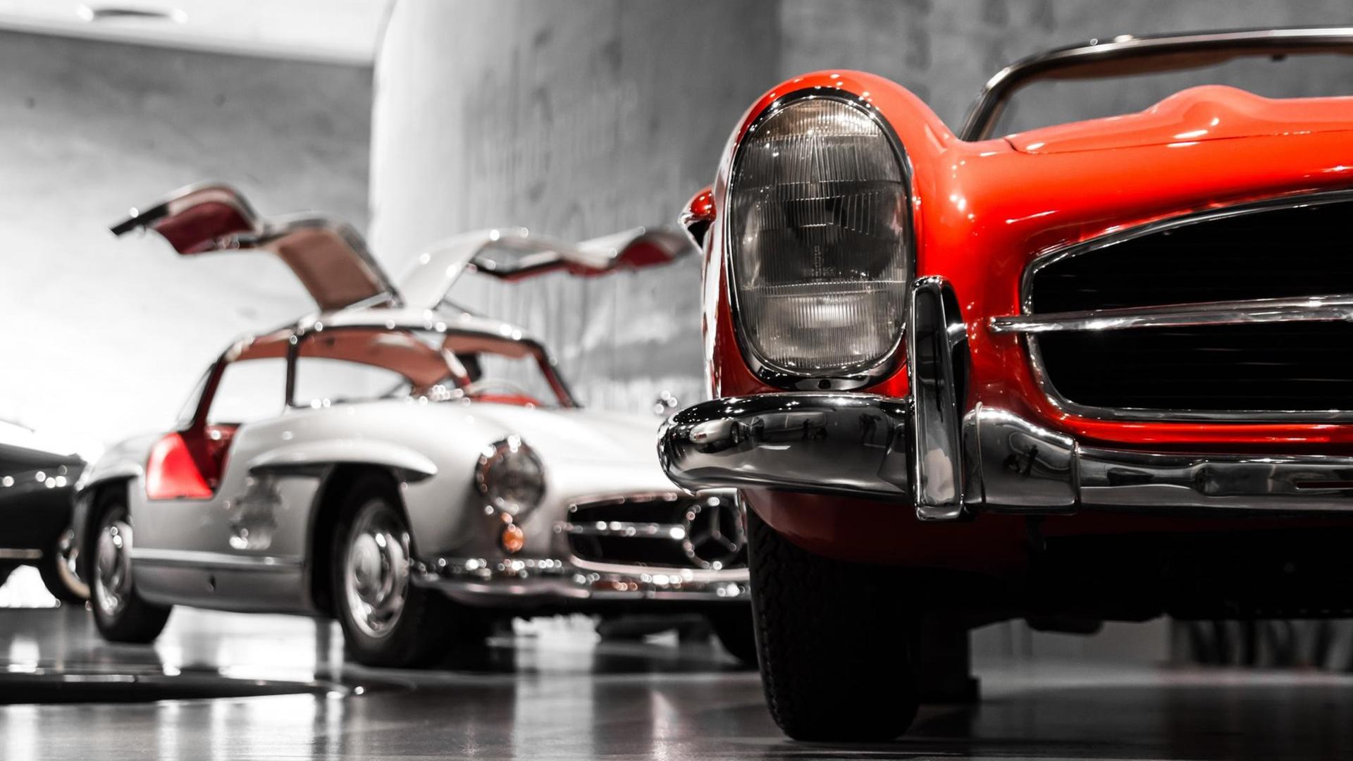 Alte Mercedeskarossen in rot und silber sind im Mercedes-Benz-Museum im Stuttgart ausgestellt.