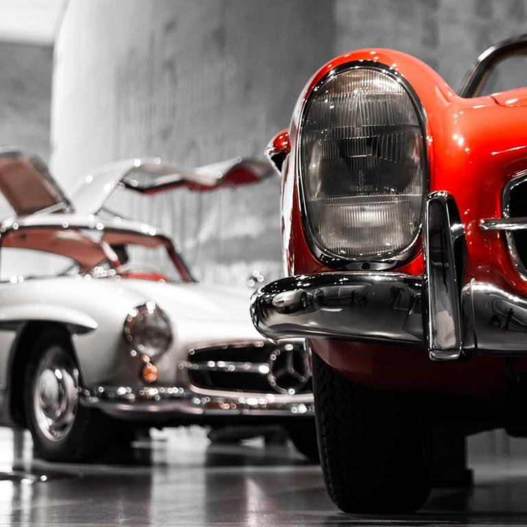 Alte Mercedeskarossen in rot und silber sind im Mercedes-Benz-Museum im Stuttgart ausgestellt.