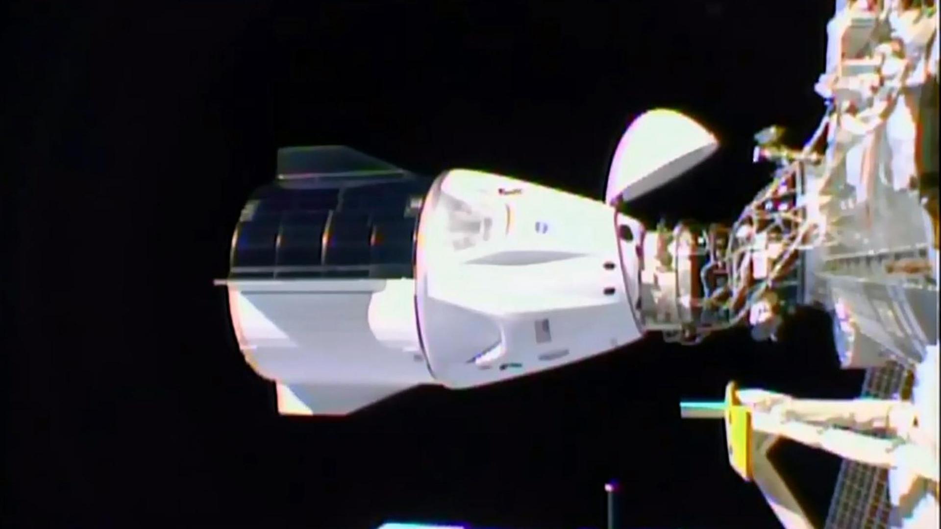 Der Raumtransporter "Crew Dragon" dockt an die Internationale Raumstation an.