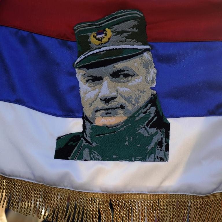 Ein Porträt des Kriegsverbrechers Ratko Mladic auf dem Transparent eines seiner Anhänger