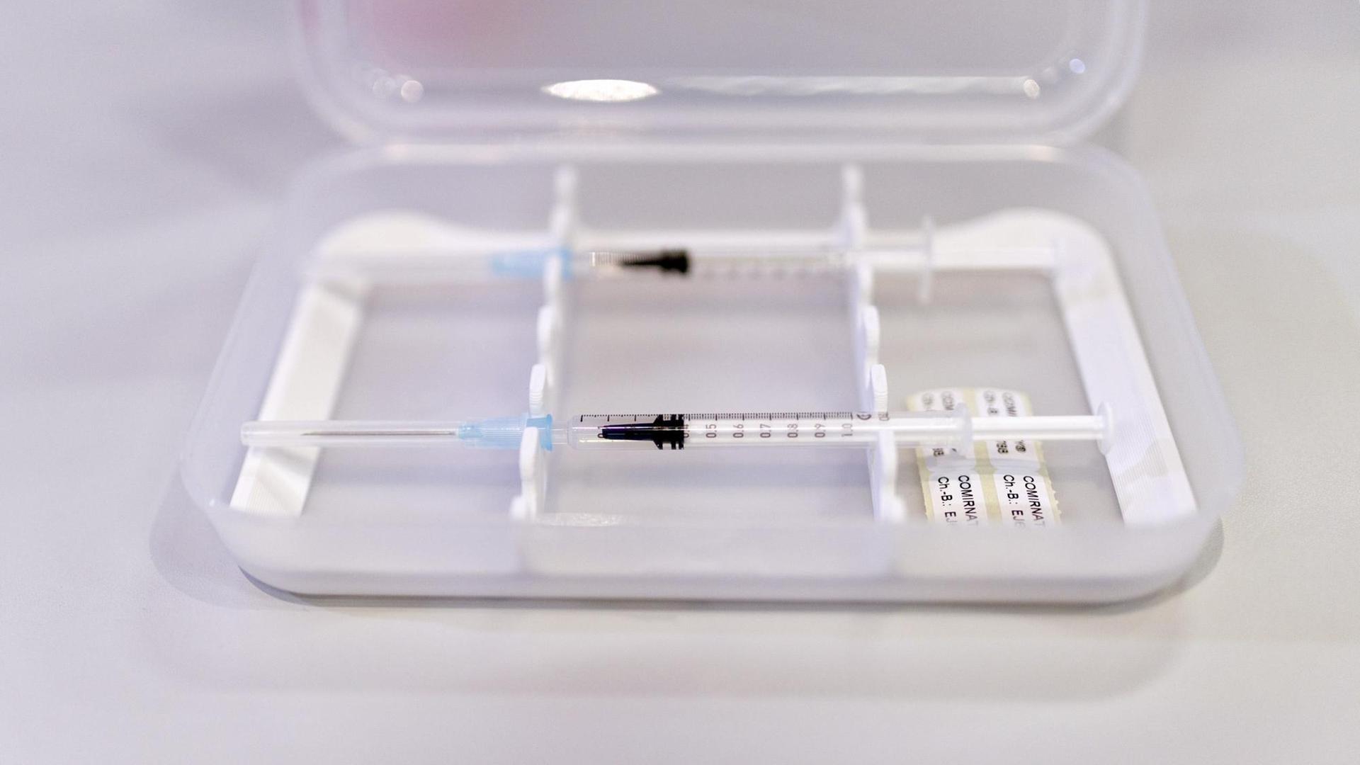Eine Spritze liegt in einem Kölner Impfzentrum in einer Plastikschale bereit (Themenbild, Symbolbild)