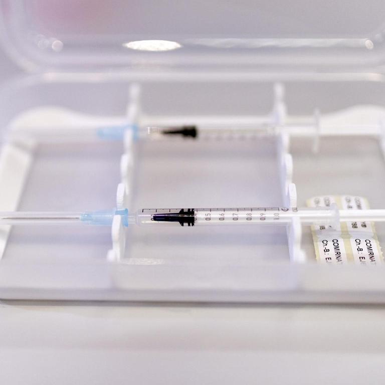 Eine Spritze liegt in einem Kölner Impfzentrum in einer Plastikschale bereit (Themenbild, Symbolbild)
