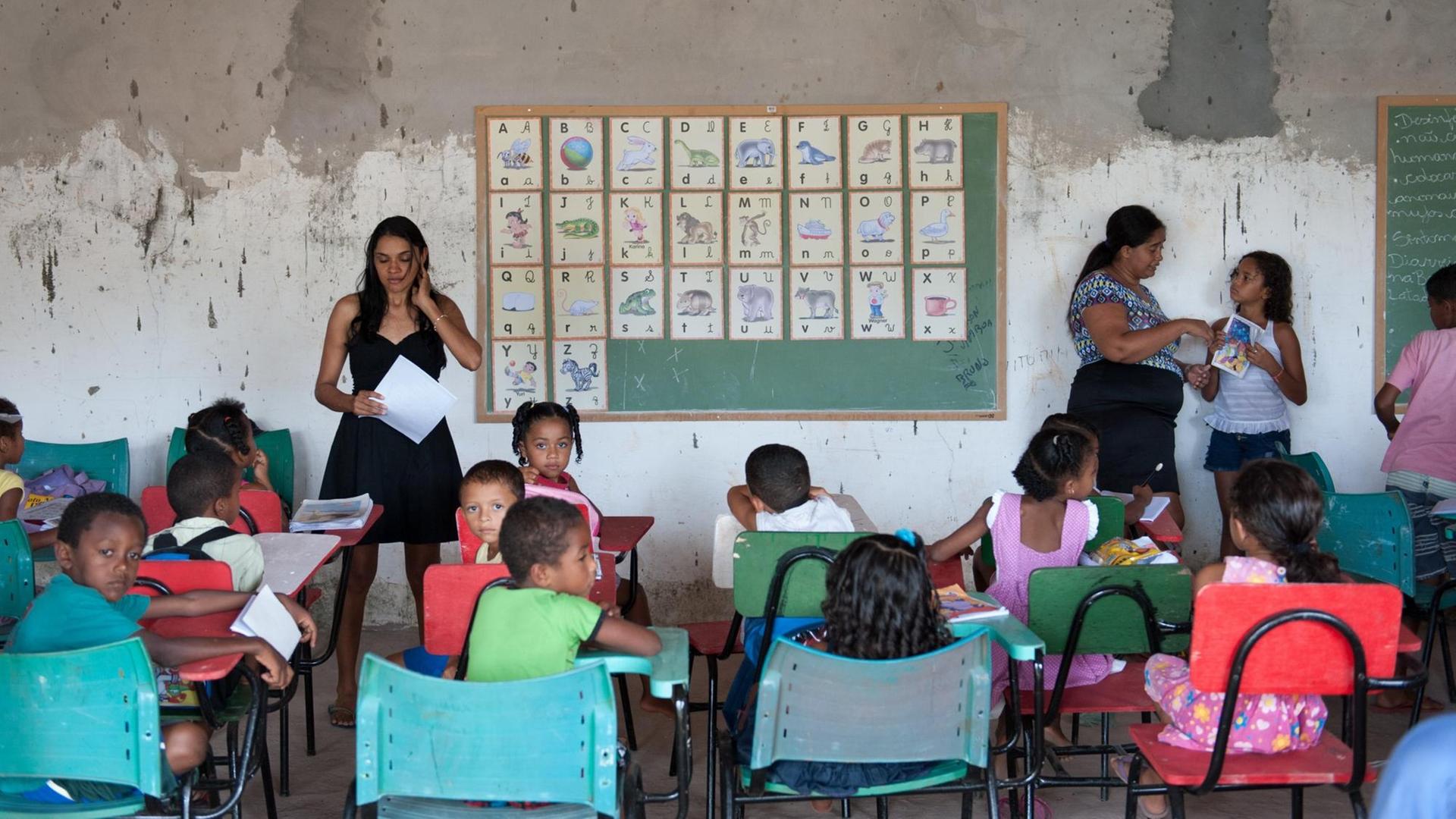 Schulunterricht in Codó, Bundesstaat Maranhão, Brasilien. Zwei Klassen werden in einem Raum unterrichtet.